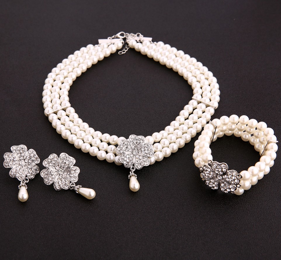 Women'S Accessories In The 1950S - طقم مجوهرات نسائي ، على طراز
