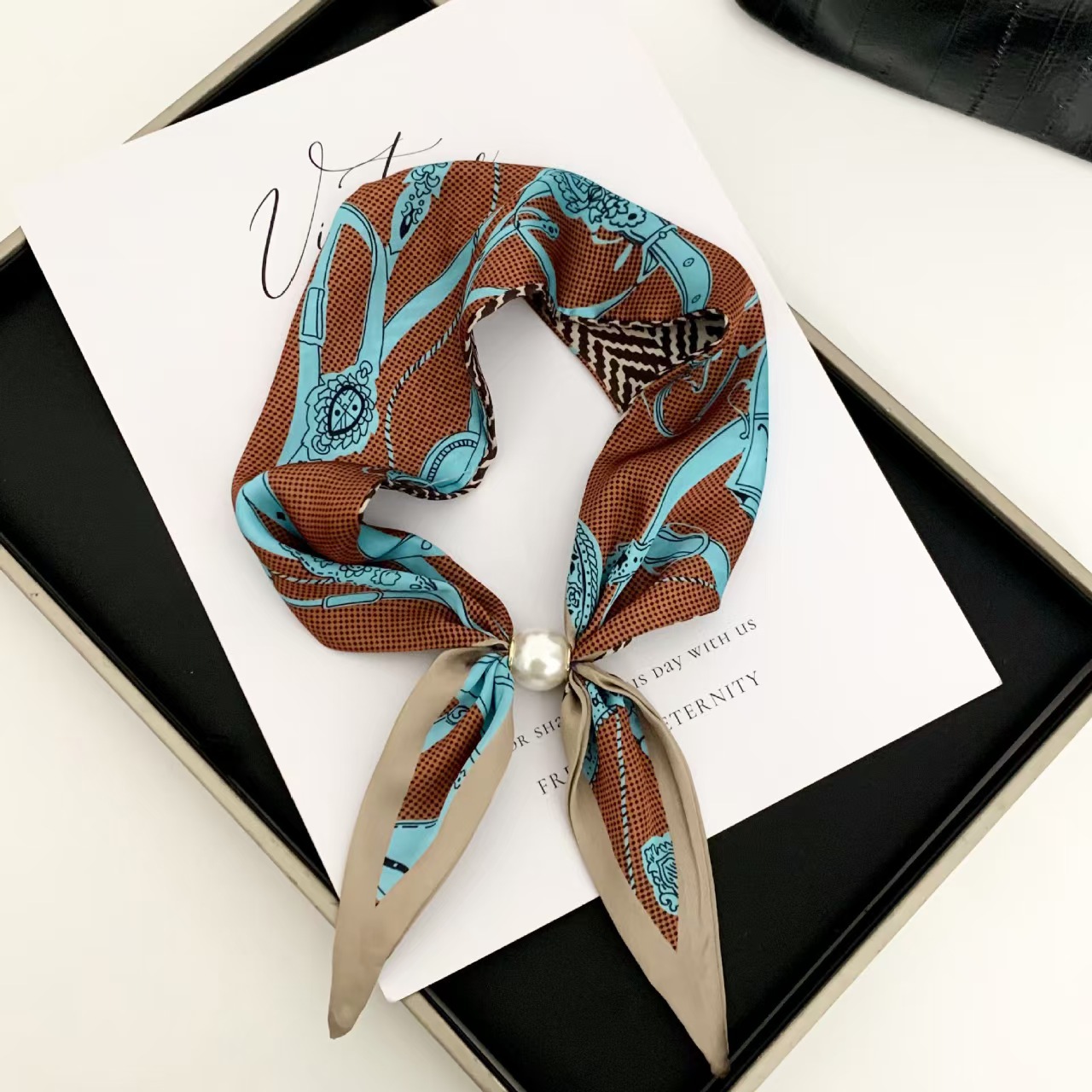 وشاح نسائي أنيق على الطراز الك - مراجعة Silk Scarf Square وسعره